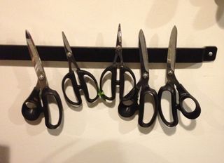 Scissors magnetic knife bar